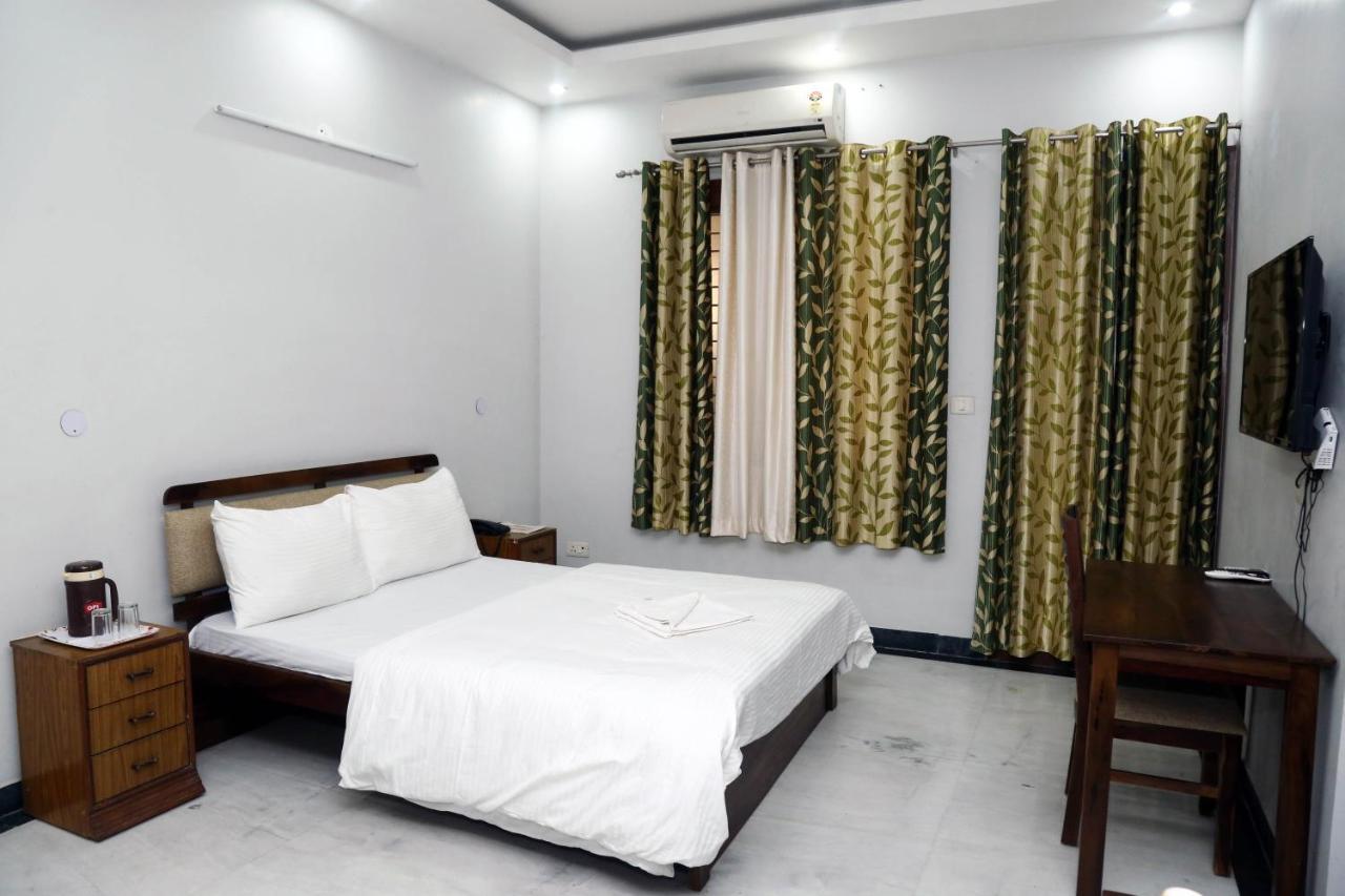 J P Residency Hotel Greater Noida Exterior photo