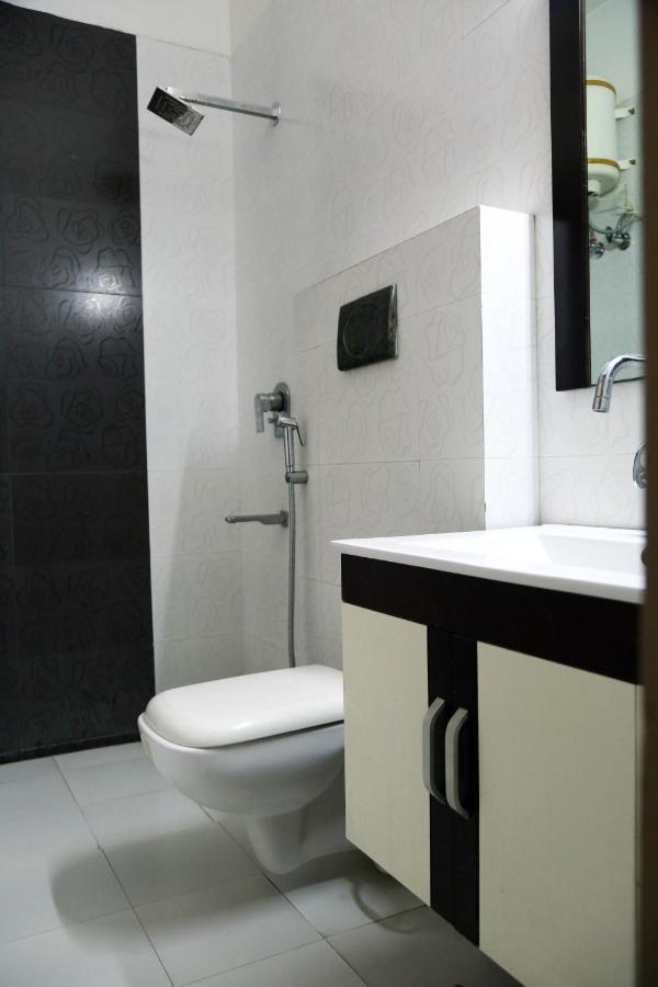 J P Residency Hotel Greater Noida Exterior photo